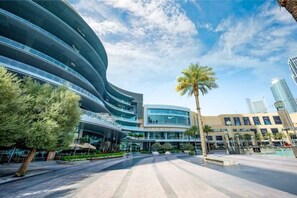 Exterior - Downtown 2BHK | Iconic Burj Khalifa Views (Dubai)