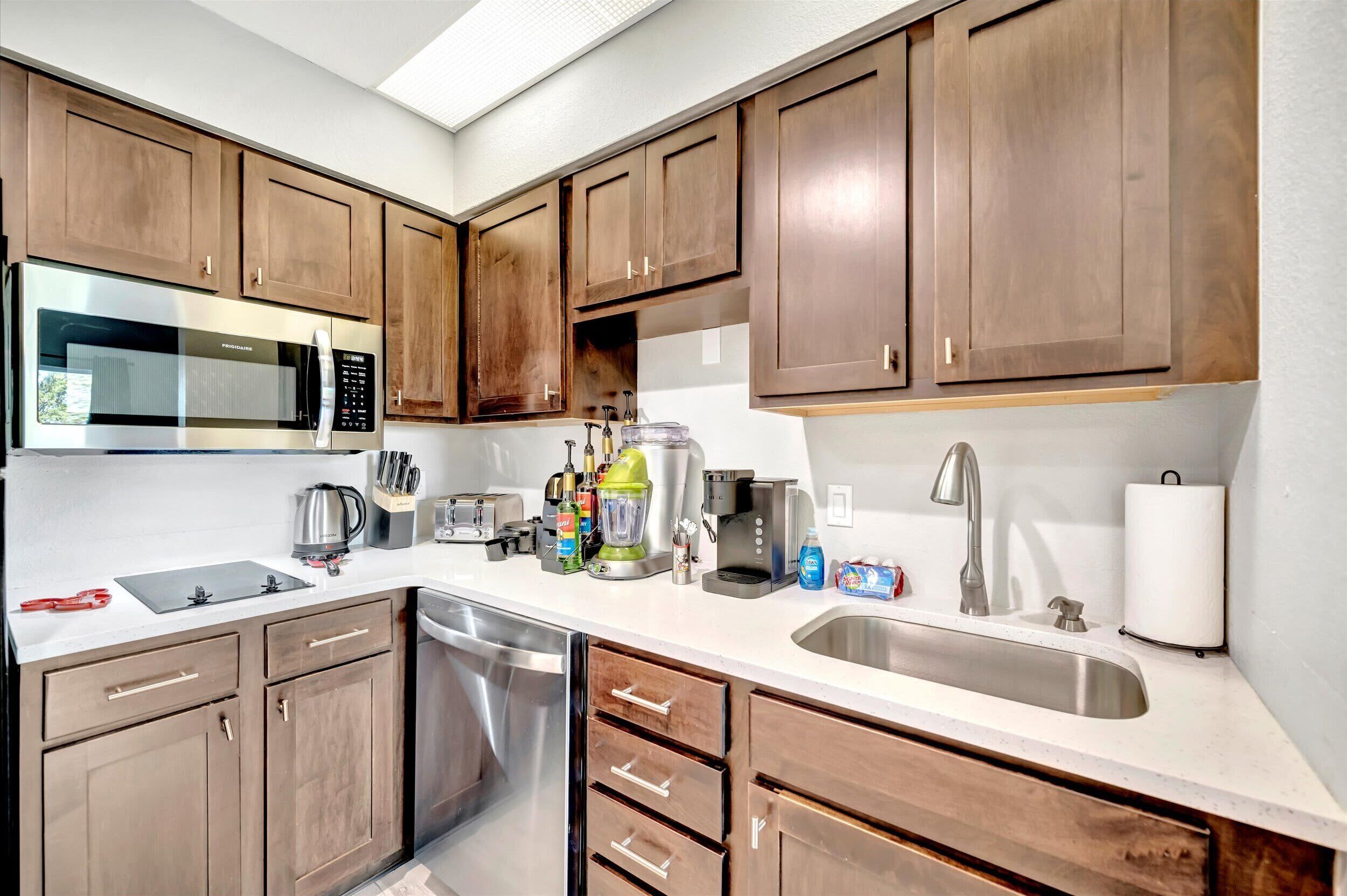 Fridge, microwave, stovetop, dishwasher