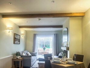 Dining - 2 bedroom accommodation in Keswick (Keswick)