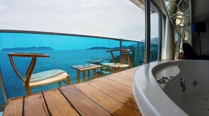 Phòng Suite có thiết kế đặc trưng, ban công, quang cảnh biển | Minibar, két bảo mật tại phòng, khu vực làm việc phù hợp cho laptop 