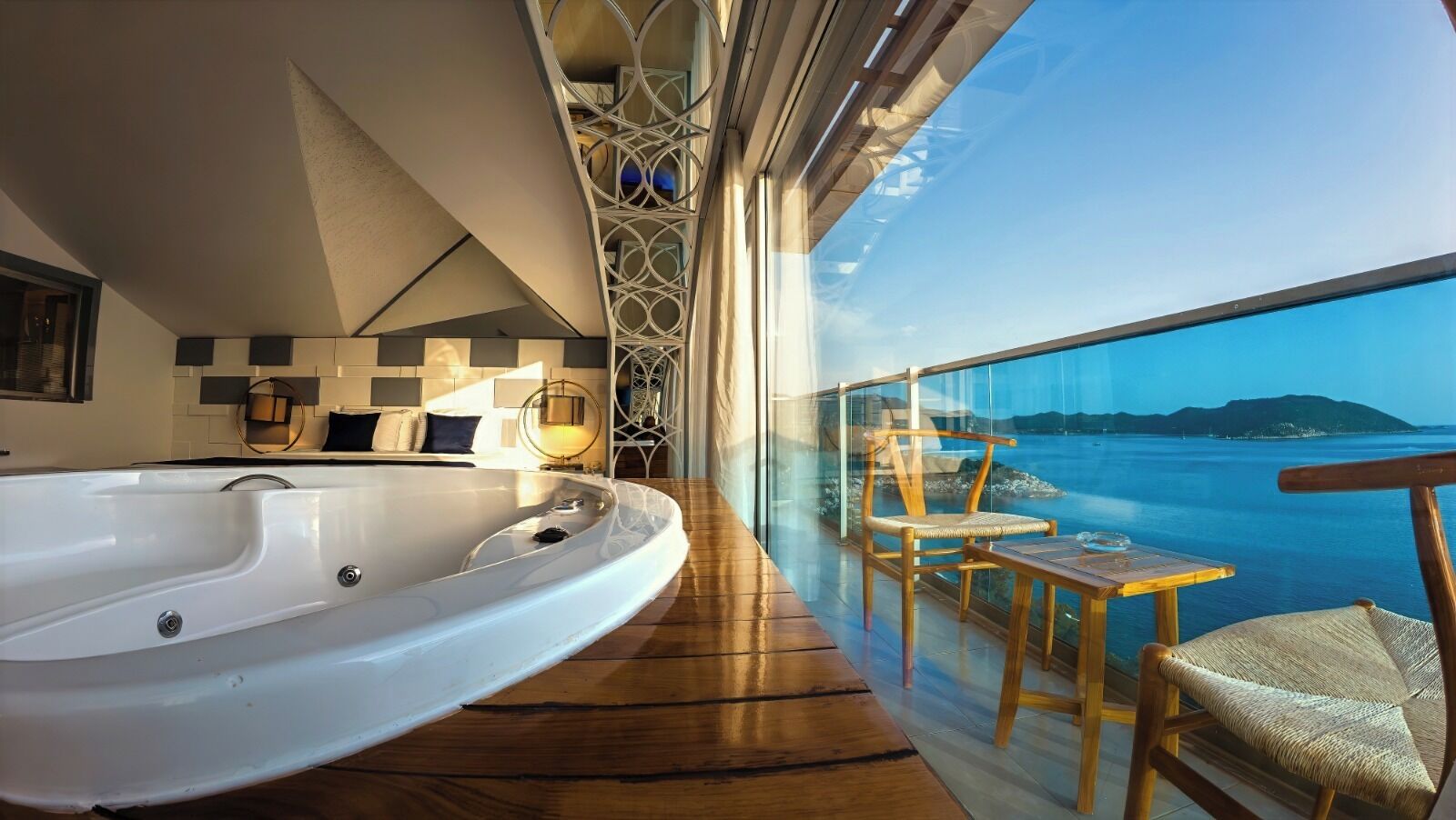 Suite destacada, balcó, vistes al mar | Minibar i caixa forta a l'habitació 