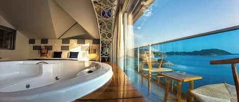 Suite destacada, balcó, vistes al mar | Minibar i caixa forta a l'habitació