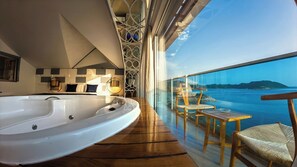 Phòng Suite có thiết kế đặc trưng, ban công, quang cảnh biển | Minibar, két bảo mật tại phòng, khu vực làm việc phù hợp cho laptop 