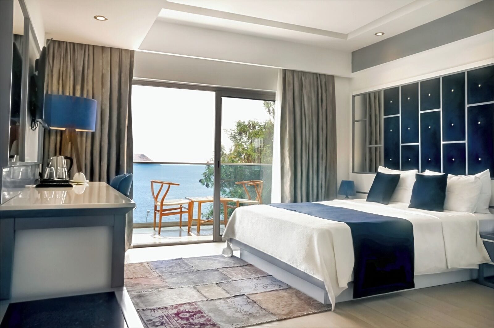 Phòng đôi Deluxe, ban công, quang cảnh biển | Minibar, két bảo mật tại phòng, khu vực làm việc phù hợp cho laptop 