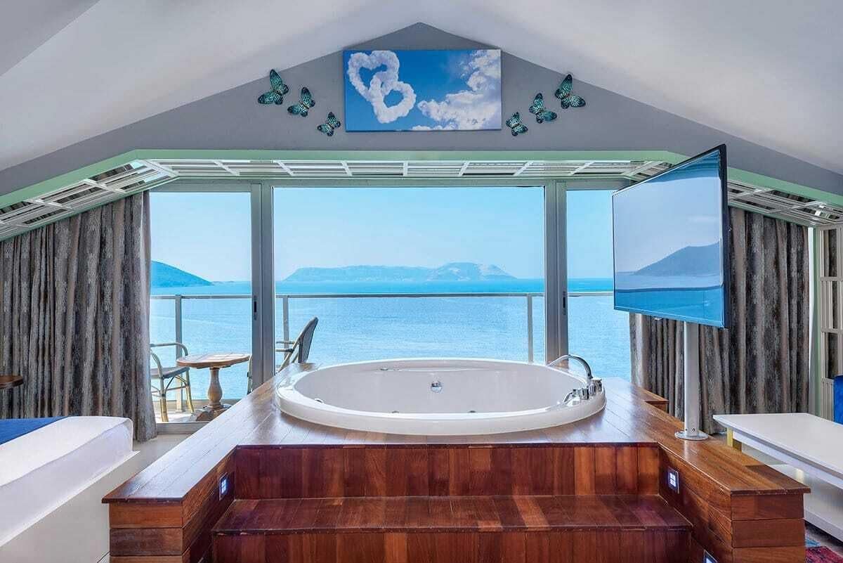 Phòng Suite có thiết kế đặc trưng, ban công, quang cảnh biển | Minibar, két bảo mật tại phòng, khu vực làm việc phù hợp cho laptop 