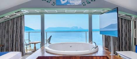 Suite Signature, balcone, vista mare | Minibar, una cassaforte in camera, postazione laptop, Wi-Fi gratuito