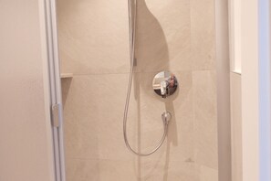Shower, hair dryer, towels, soap - Apartment Weitblick - Alpstay (Naturno)