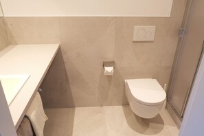 Een douche, een haardroger, handdoeken, zeep