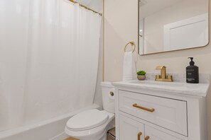Hair dryer, towels, soap, toilet paper - Newly updated Cozy 2-bedroom house in soothing Monrovia (Monrovia)