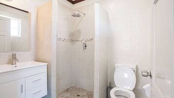 Apartment, 3 Bedrooms, Balcony, Garden View | Bilik Mandi