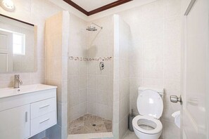 Apartment, 3 Bedrooms, Balcony, Garden View | Bilik Mandi