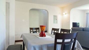 Apartment, 3 Bedrooms, Balcony, Garden View | Ruang makan