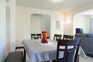 Apartment, 3 Bedrooms, Balcony, Garden View | Ruang makan