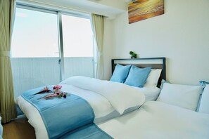 A hotel room with a large bed, a small table with a plant, and a window with curtains. - Rooms with a view of Sky Tree, Sumida sightseeing area, Kinshicho station, direct access to Disneyland, close to Asakusa line (墨田区太平2－9－5)