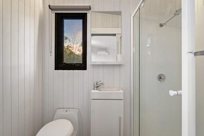 Dusche, Haartrockner, Handtücher, Shampoo