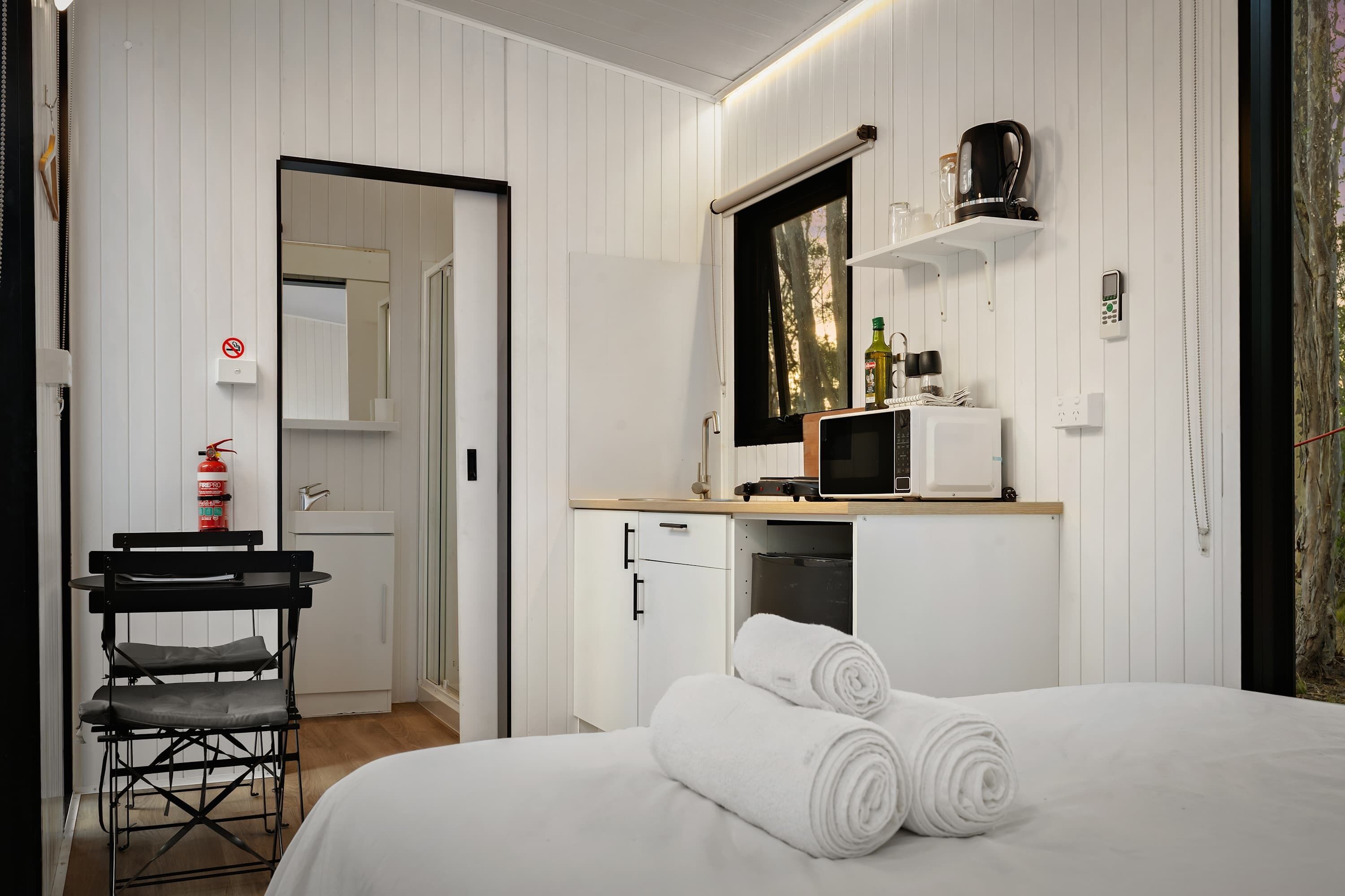 1 bedroom, bed sheets