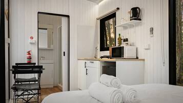 1 bedroom, bed sheets