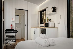 1 bedroom, bed sheets