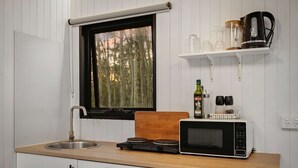 Kühlschrank, Mikrowelle, Herdplatte, Wasserkocher