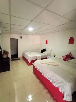 Kamer, 1 twee- of 2 eenpersoonsbedden, uitzicht op bergen | Een bureau, een laptopwerkplek, geluiddichte muren