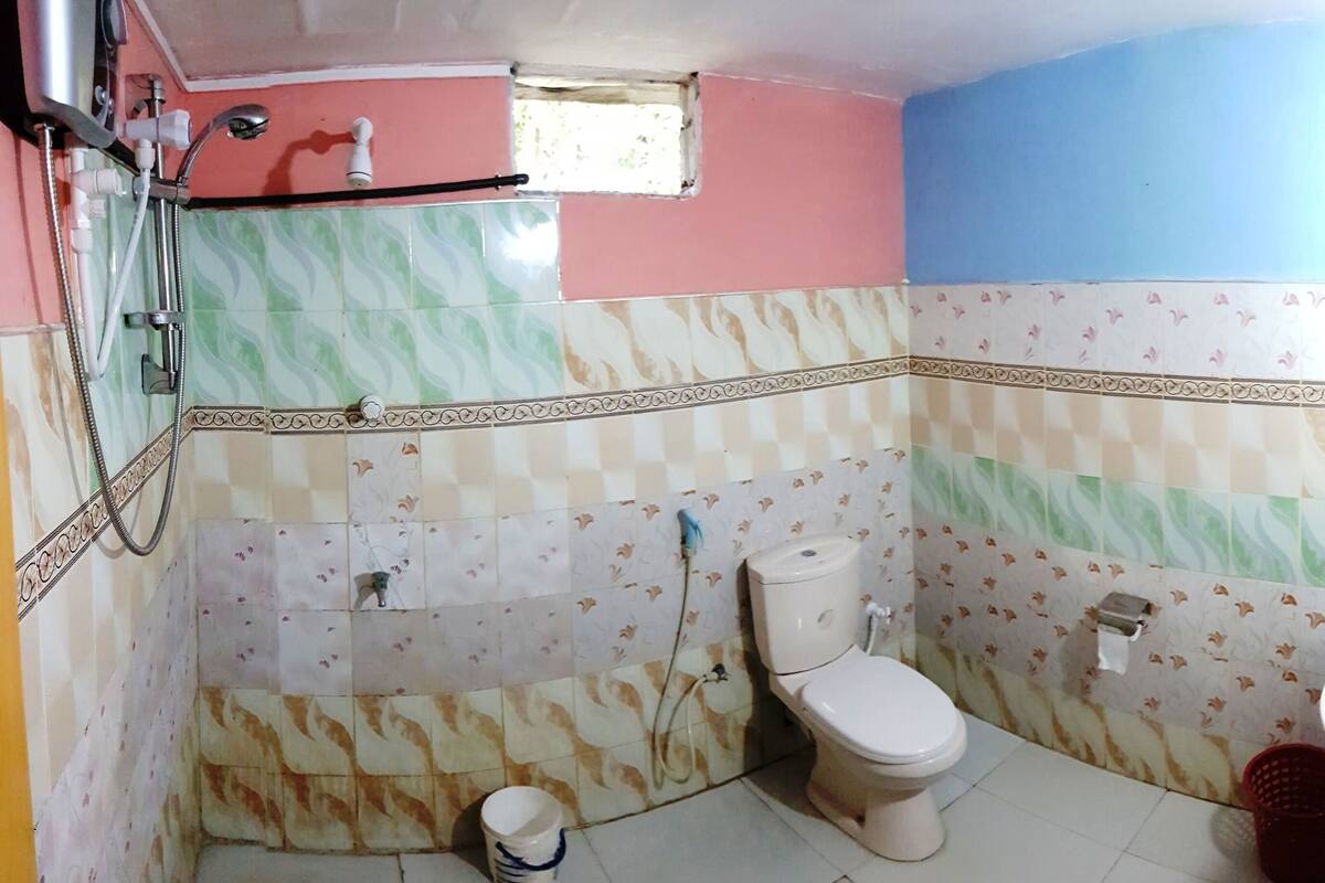 Phòng đôi hoặc 2 giường đơn, quang cảnh núi | Phòng tắm | Buồng tắm vòi sen, dép đi trong nhà, khăn tắm, xà phòng