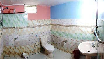 Shower, perlengkapan mandi gratis, jubah mandi, dan sandal