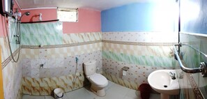 Ducha, artículos de tocador gratuitos, batas, pantuflas