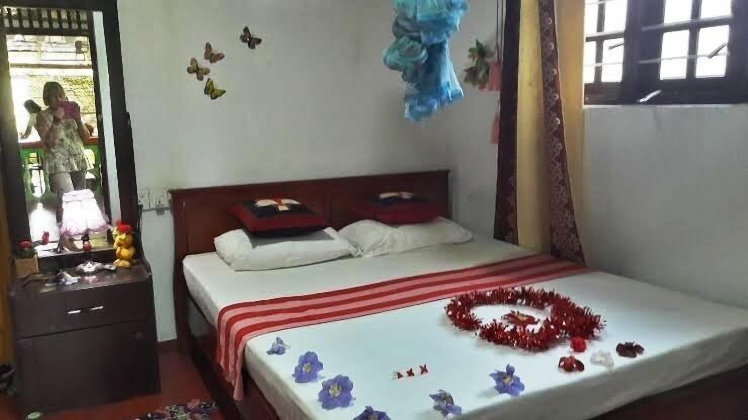 Schreibtisch, laptopgeeigneter Arbeitsplatz, schallisolierte Zimmer