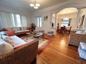 Ferienhaus, 3 Schlafzimmer, Terrasse, Meerblick | Wohnbereich