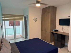 Skrivebord, strygejern/strygebræt, Wi-Fi, sengetøj