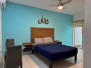 مكتب ومكواة/لوح كي وواي فاي وملاءات أسرّة