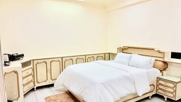 4 bedrooms, iron/ironing board, free WiFi, bed sheets