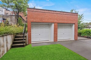 Exterior - Spacious 2BR,  Minutes to NYC, Sofa Bed ,Fast Wifi (JERSEY CITY)
