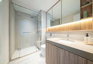 Shower, hair dryer, bidet, towels - Elegant 1 Bed Apartment in Wilton Terraces (Dubai)