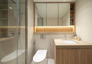Een douche, een haardroger, shampoo