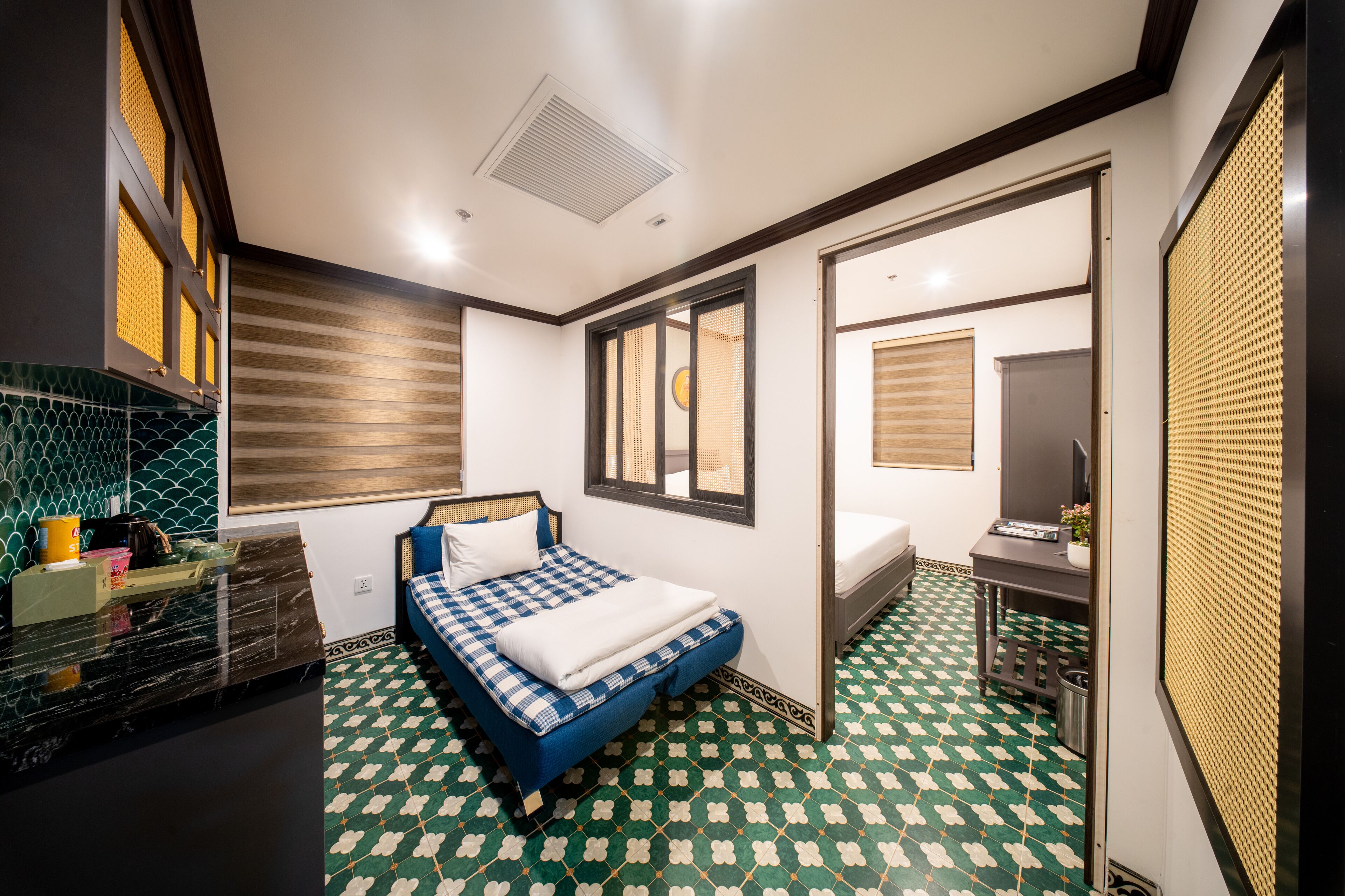 Une chambre d’hôtel avec un lit, un petit bureau et une salle de bain.