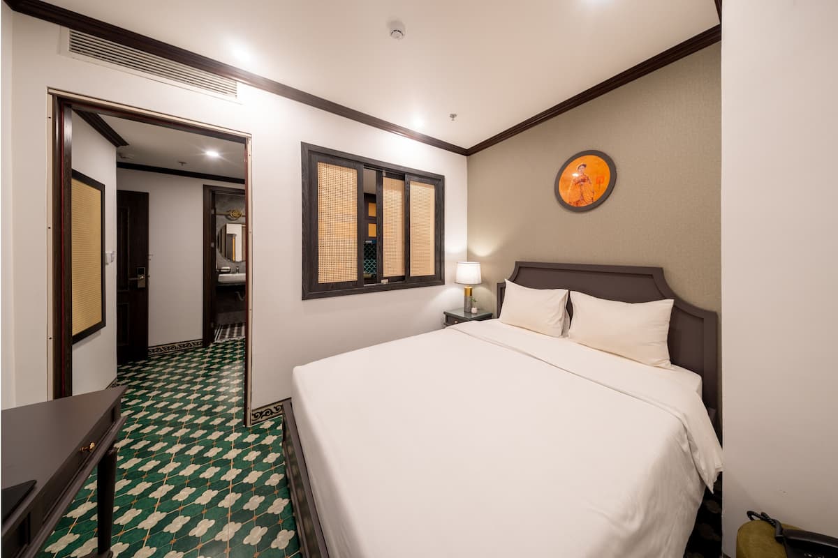 Habitación triple, vistas a la ciudad | Ropa de cama hipoalergénica y minibar (con algunos artículos gratuitos)