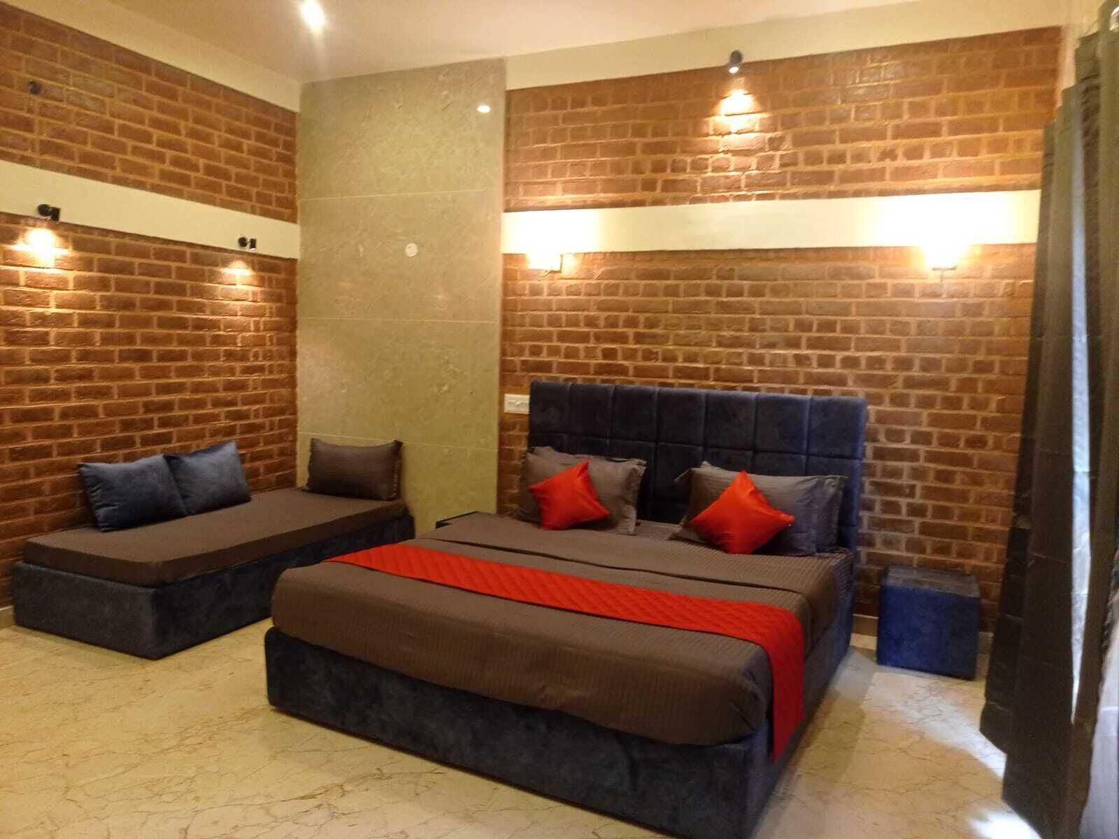 Habitación triple Deluxe, vista al jardín | Cortinas blackout, tabla de planchar con plancha y wifi gratis 