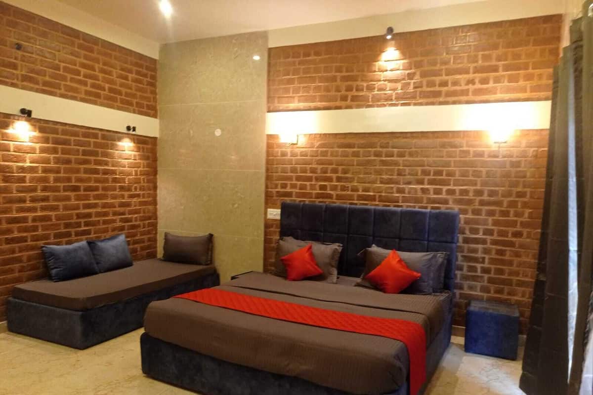 Habitación triple Deluxe, vista al jardín | Cortinas blackout, tabla de planchar con plancha y wifi gratis