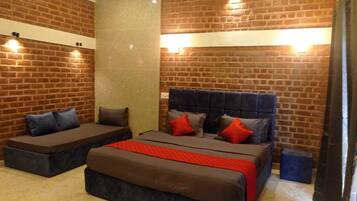 Deluxe-værelse til 3 personer - udsigt til have | Mørklægningsgardiner, strygejern/strygebræt, gratis Wi-Fi, sengetøj