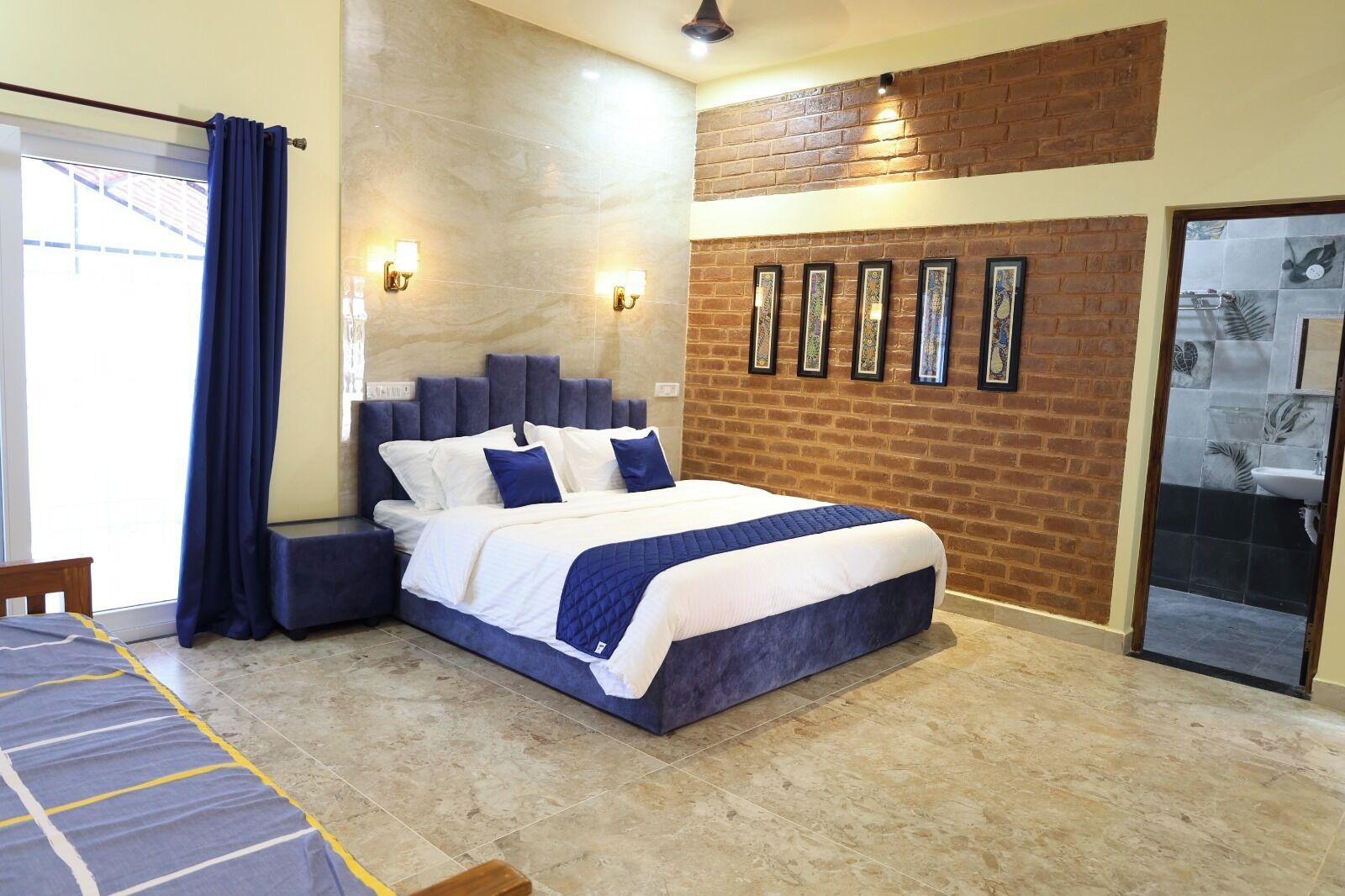 Habitación triple de lujo, patio, vista al patio | Cortinas blackout, tabla de planchar con plancha y wifi gratis 