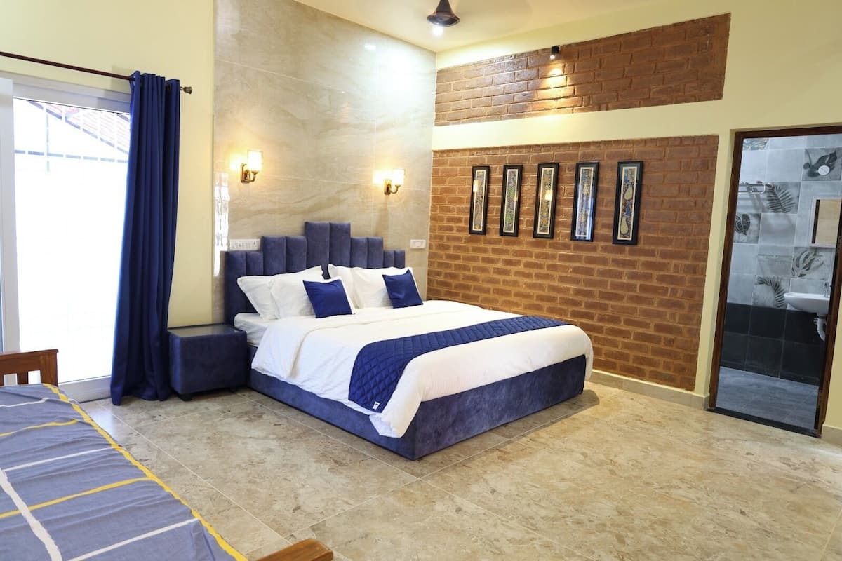 Chambre triple luxueuse, patio, vue sur la cour intérieure | Rideaux d’obscurcissement, fer et planche à repasser