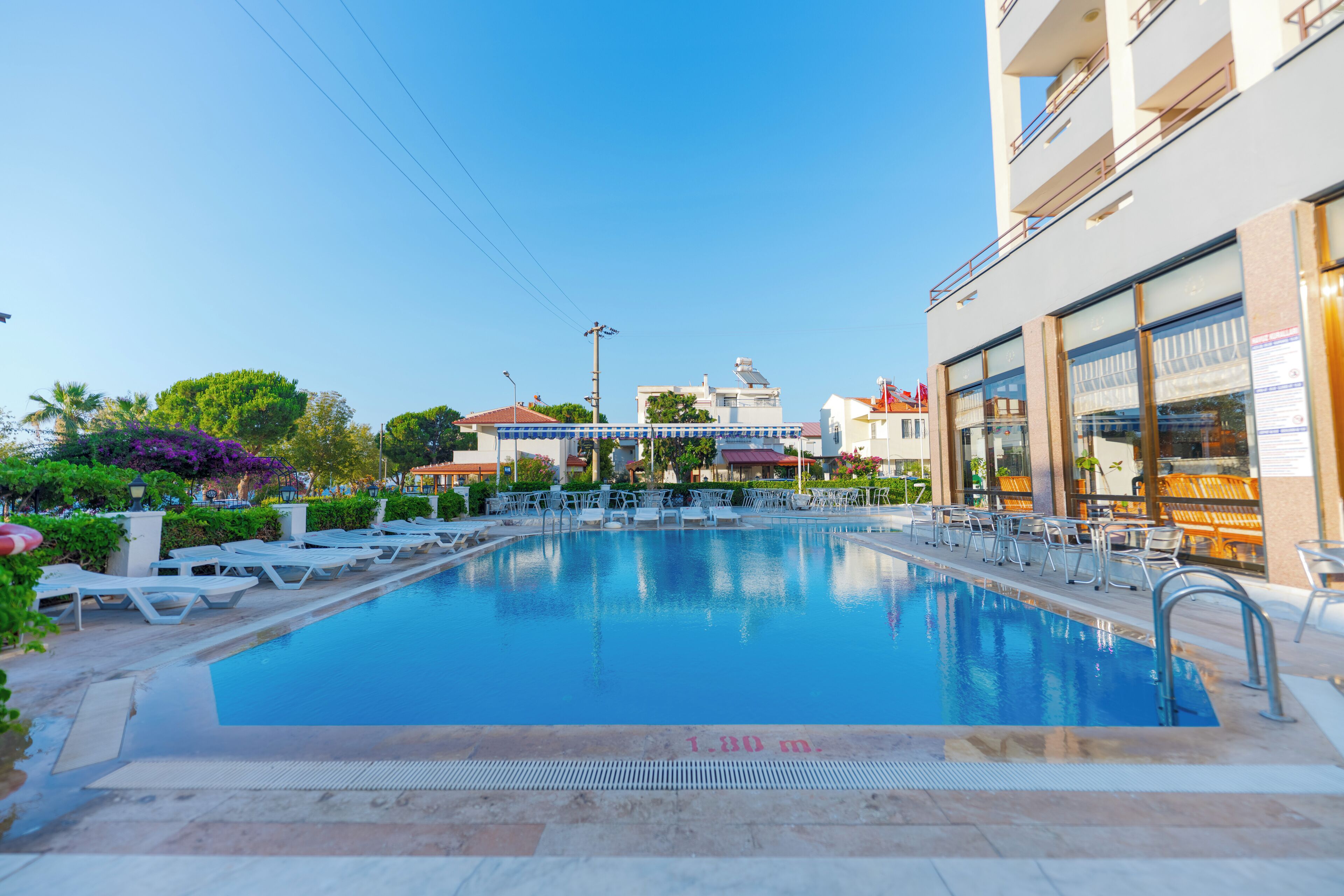 Außenpool (je nach Saison geöffnet), Sonnenschirme, Liegestühle