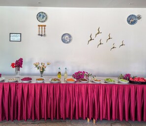 Petit déjeuner et déjeuner servis sur place, spécialités Cuisine turque