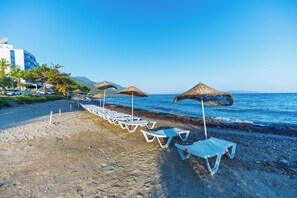 Plage à proximité, chaises longues, parasols
