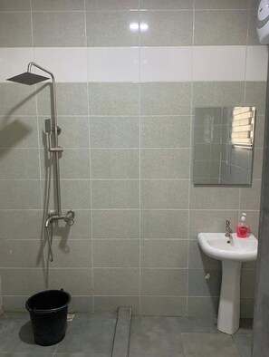 Familienapartment, Balkon, Stadtblick | Badezimmer | Kostenlose Toilettenartikel, Haartrockner, Handtücher, Seife