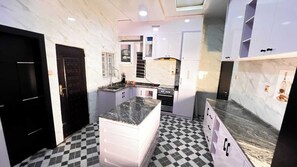 Apartamento familiar, balcón, vistas a la ciudad | Cocina privada | Frigorífico, microondas, horno y placa de cocina