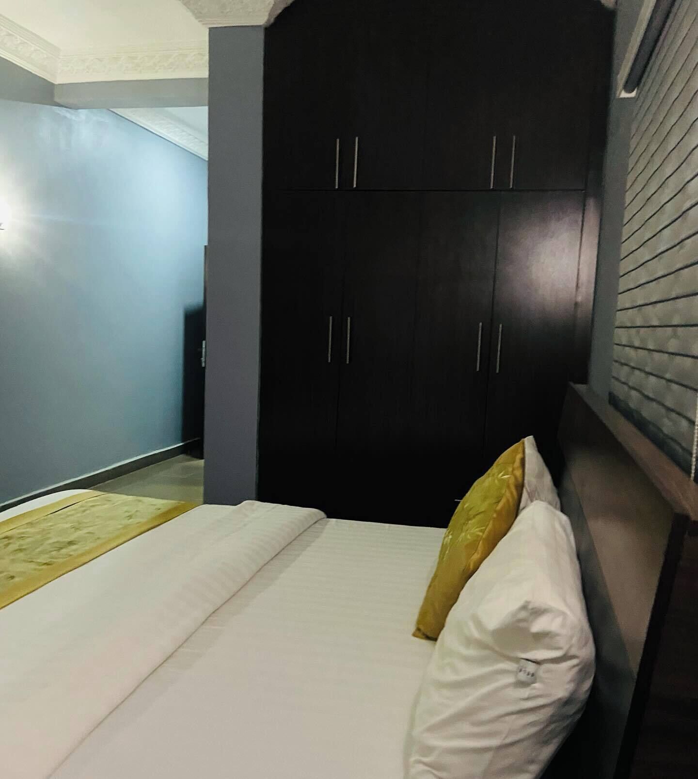 Apartamento família, sacada, vista para a cidade | Escrivaninha, espaço de trabalho para notebook, cortinas blackout