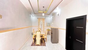 Familienapartment, Balkon, Stadtblick | Esszimmer