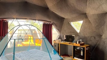 Escritorio y espacio para trabajar con laptop